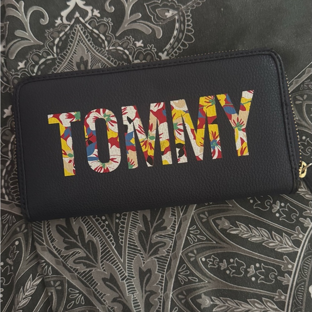 Tommy Hilfiger Black Floral Key & Card Holder